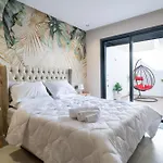 Sunny Luxury Studio: Terrace & Fast Wi-Fi