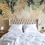 Sunny Luxury Studio: Terrace & Fast Wi-Fi
