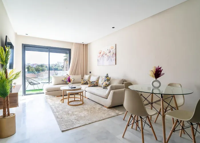 Sunny Luxury Studio: Terrace & Fast Wi-Fi