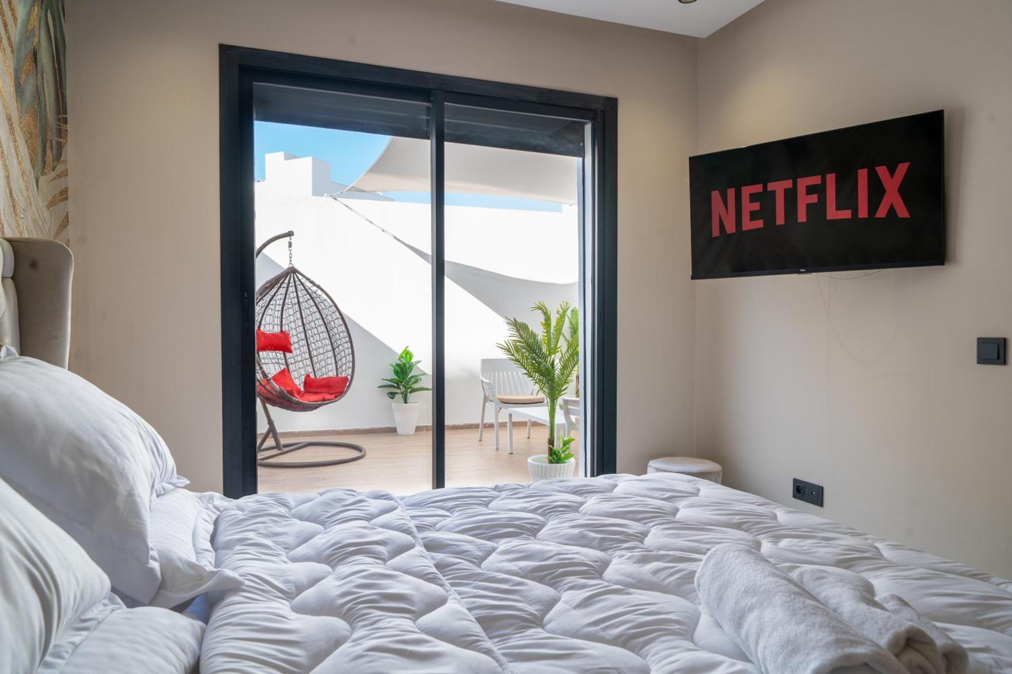Sunny Luxury Studio: Terrace & Fast Wi-fi *