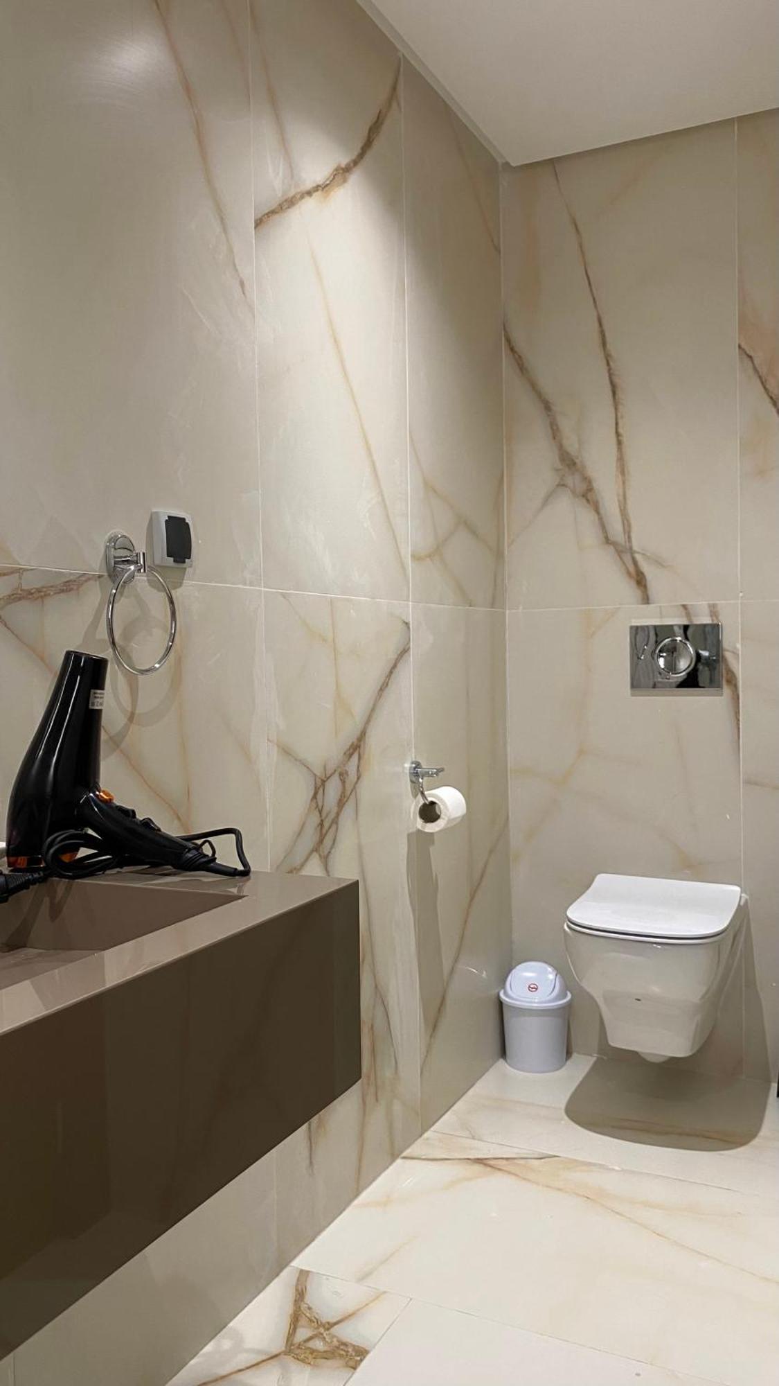 Sunny Luxury Studio: Terrace & Fast Wi-fi Apartamento